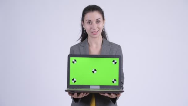 Щаслива молода красива бізнес-леді розмовляє, показуючи ноутбук — стокове відео