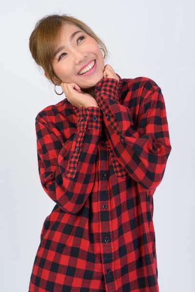 Портрет молодого щасливі азіатських hipster жінка думає — стокове фото