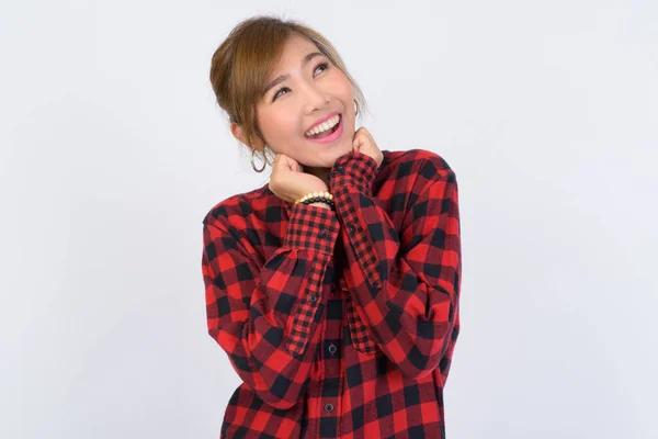 Düşünme genç mutlu Asya hipster kadın portresi — Stok fotoğraf