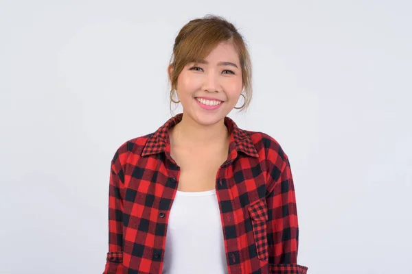 Rosto de jovem feliz asiático hipster mulher sorrindo — Fotografia de Stock