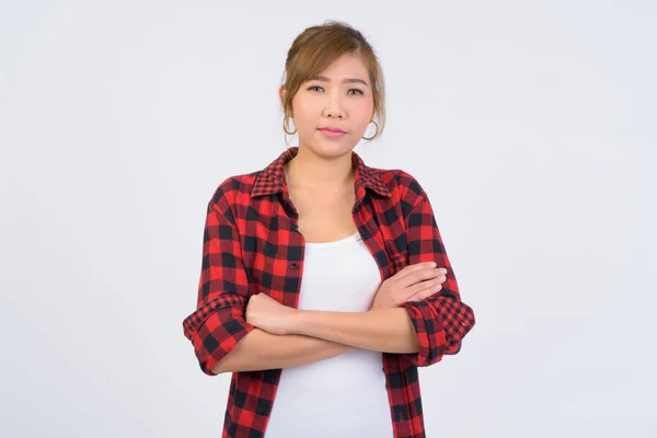 Portret van jonge mooie Aziatische hipster vrouw met gekruiste armen — Stockfoto