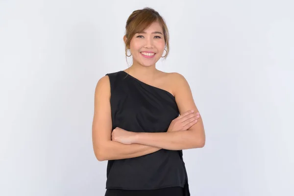Retrato de jovem feliz mulher de negócios asiática sorrindo com os braços cruzados — Fotografia de Stock