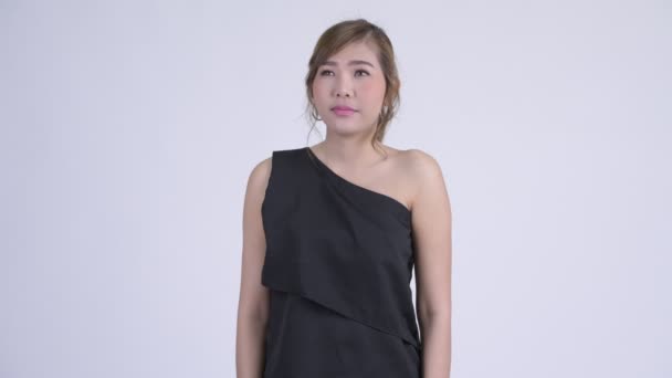 Boldog fiatal gyönyörű ázsiai nő gondolkodás — Stock videók