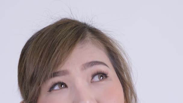 Yeux de la jeune femme asiatique penser et regarder vers le haut — Video