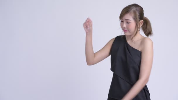 Χαρούμενος νεαρός όμορφη Ασιατική γυναίκα snapping δάχτυλα και δείχνει κάτι — Αρχείο Βίντεο