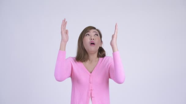 Νέοι ευτυχισμένη γυναίκα της Ασίας που πιάνει κάτι — Αρχείο Βίντεο