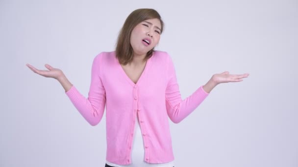 若いアジアの女性の肩に肩をすくめの混乱 — ストック動画