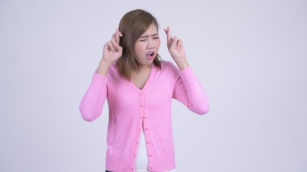 손가락을 엇갈리게과 희망 젊은 아름 다운 아시아 여자 — 비디오