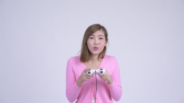 Visage de jeune femme asiatique heureuse jouant à des jeux — Video