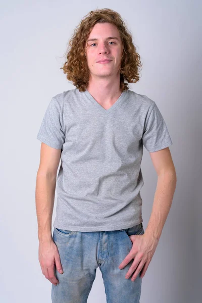 Retrato de homem bonito jovem com cabelo encaracolado — Fotografia de Stock