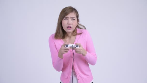 Jeune femme asiatique stressée jouer à des jeux et perdre — Video