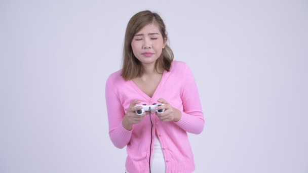Jeune femme asiatique fatiguée jouer à des jeux et s'endormir — Video