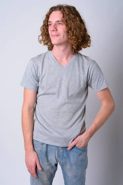 Retrato de homem bonito jovem com cabelo encaracolado pensando — Fotografia de Stock