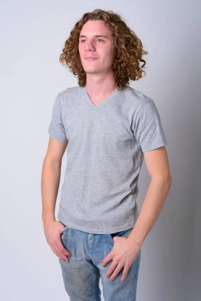 Retrato de homem bonito jovem com cabelo encaracolado pensando — Fotografia de Stock