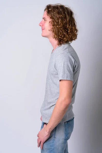 Профиль молодого красивого мужчины с вьющимися волосами — стоковое фото