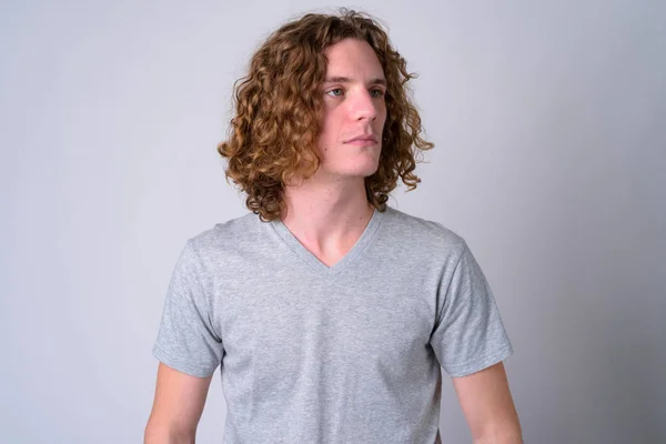 Rosto de homem bonito jovem com cabelo encaracolado pensando — Fotografia de Stock