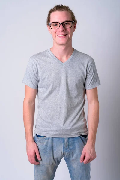 Retrato de un joven y guapo hombre feliz con anteojos sonriendo — Foto de Stock