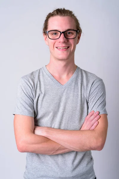 Retrato de jovem e bonito homem feliz com óculos sorrindo — Fotografia de Stock