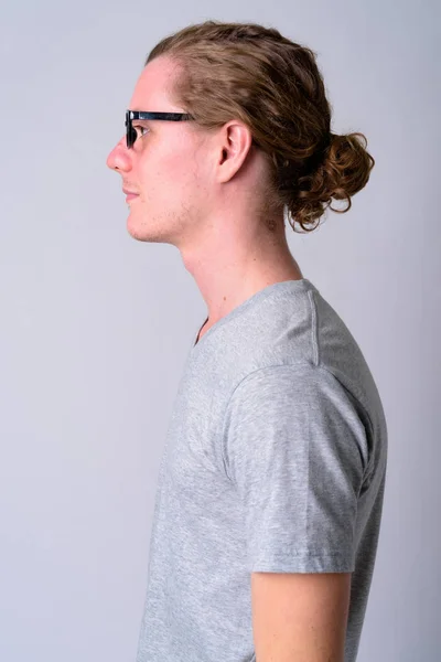 Widok profilu młody przystojny mężczyzna z okularów — Zdjęcie stockowe