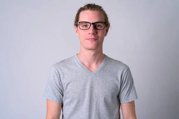 Обличчя молодого красивого чоловіка з окулярами — стокове фото