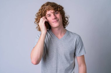 Yakışıklı delikanlı kıvırcık saçlı dokunmadan portresi