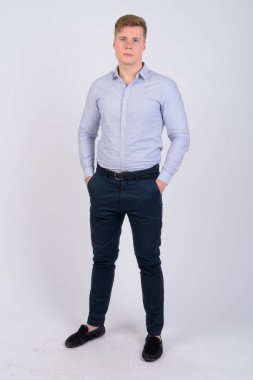 Tüm vücut çekim genç yakışıklı sarışın iş adamı