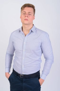 Genç yakışıklı sarışın işadamı gözleri kapalı rahatlatıcı