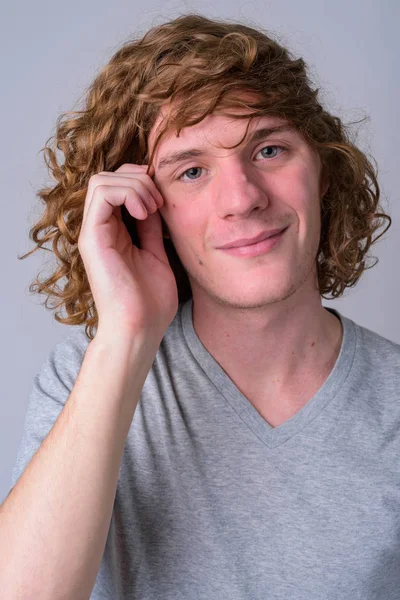 Rosto de homem bonito jovem com cabelo encaracolado — Fotografia de Stock