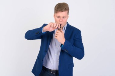 Genç yakışıklı sarışın işadamı yasaktır boru