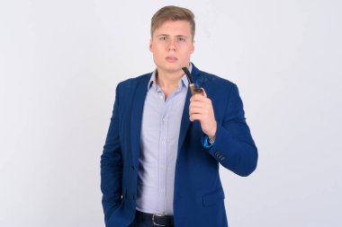 Genç yakışıklı sarışın işadamı yasaktır boru