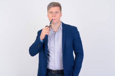 Genç yakışıklı sarışın işadamı yasaktır boru