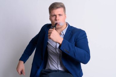 Genç yakışıklı sarışın işadamı yasaktır boru oturan