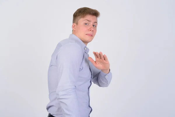 Portret van de jonge blonde zakenman op zoek geschokt — Stockfoto