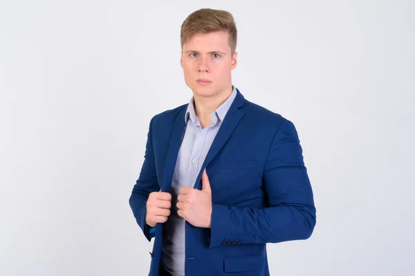 Porträtt av ung snygg blondin affärsman i kostym — Stockfoto