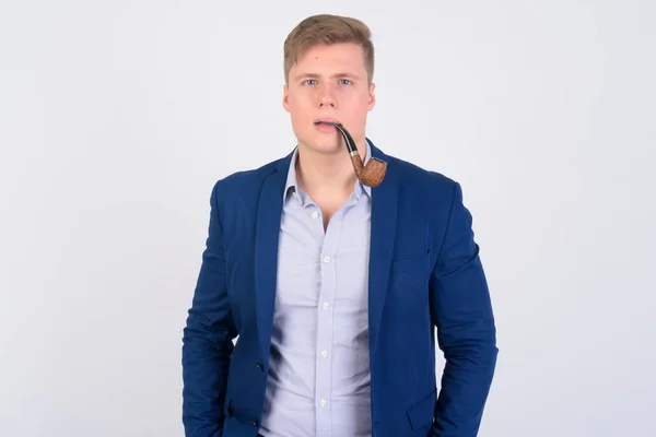 Ung snygg blondin affärsman röka pipa — Stockfoto