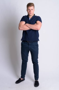 Genç sarışın yakışıklı adam geçti silah ile tüm vücut çekim