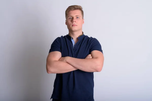 Retrato de jovem loira bonito homem com braços cruzados — Fotografia de Stock