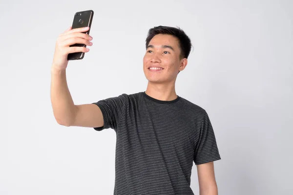 Retrato de joven feliz asiático tomando selfie — Foto de Stock