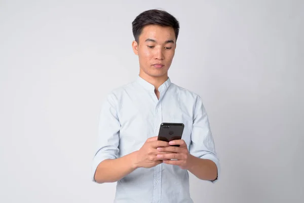 Портрет молодого красивий азіатських бізнесмена за допомогою телефону — стокове фото