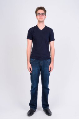 Tüm vücut çekim gözlük takan genç yakışıklı adam