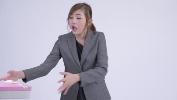 Jeune femme d'affaires asiatique ouverture boîte cadeau vide comme farce — Video