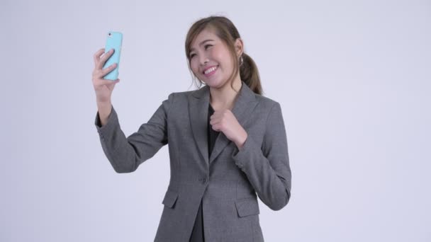 Молодая счастливая азиатская бизнесвумен делает селфи — стоковое видео