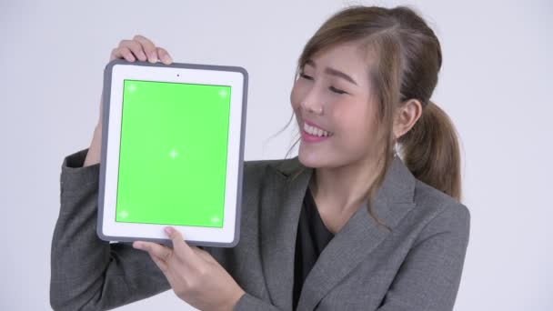 Visage de jeune heureuse femme d'affaires asiatique montrant tablette numérique — Video