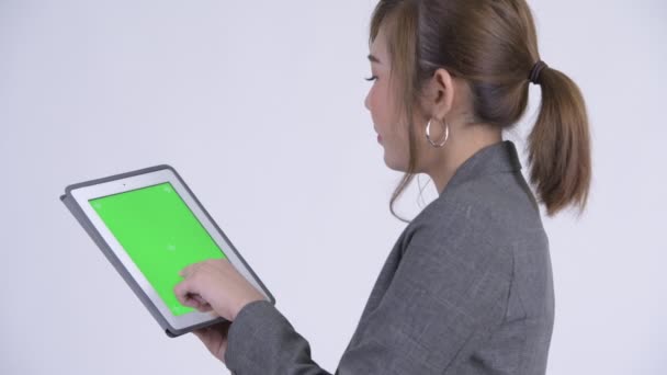 Gros plan vue arrière de jeune femme d'affaires asiatique heureux en utilisant une tablette numérique 