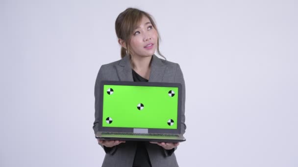 Giovane felice asiatico businesswoman pensare mentre mostra laptop — Video Stock