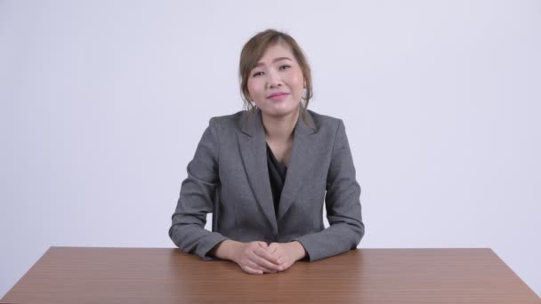 Unga glada asiatiska affärskvinna intervjuar på skrivbord — Stockvideo