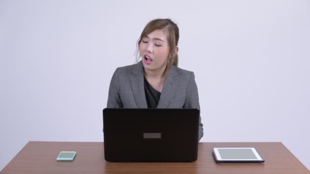 Junge glückliche asiatische Geschäftsfrau telefoniert bei der Arbeit — Stockvideo