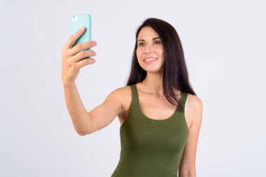 Mutlu genç güzel kadın selfie alarak portresi