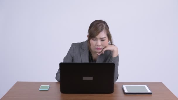 Junge gestresste asiatische Geschäftsfrau langweilt sich bei der Arbeit — Stockvideo