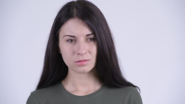 Gezicht van serieuze jonge vrouw denken en naar beneden te kijken — Stockvideo